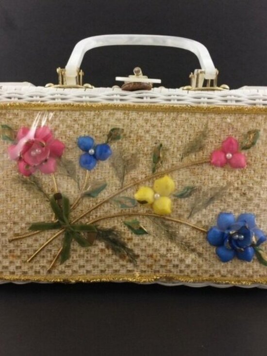 vintage Handbags - Vintage 1950s Lucite Handle Coated Wicker Basket Purse Bag with Shell Flowers